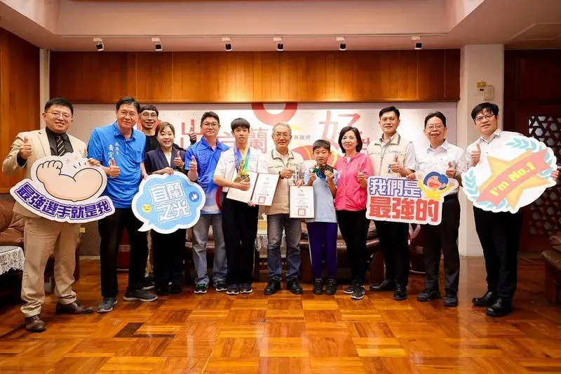 宜蘭獨輪車雙將與縣府團隊合影