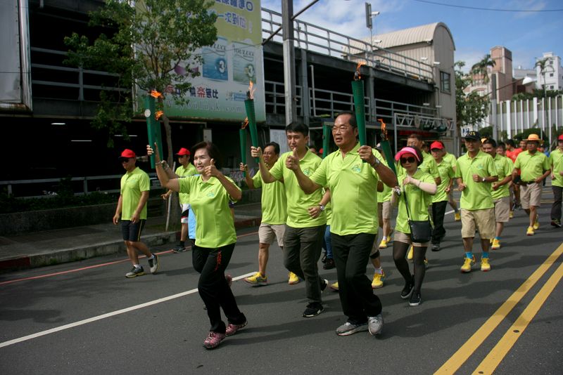 林姿妙鎮長副主席謝家倫高舉聖火繞行市區