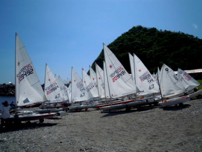 豆腐岬沙灘擺滿各式帆船