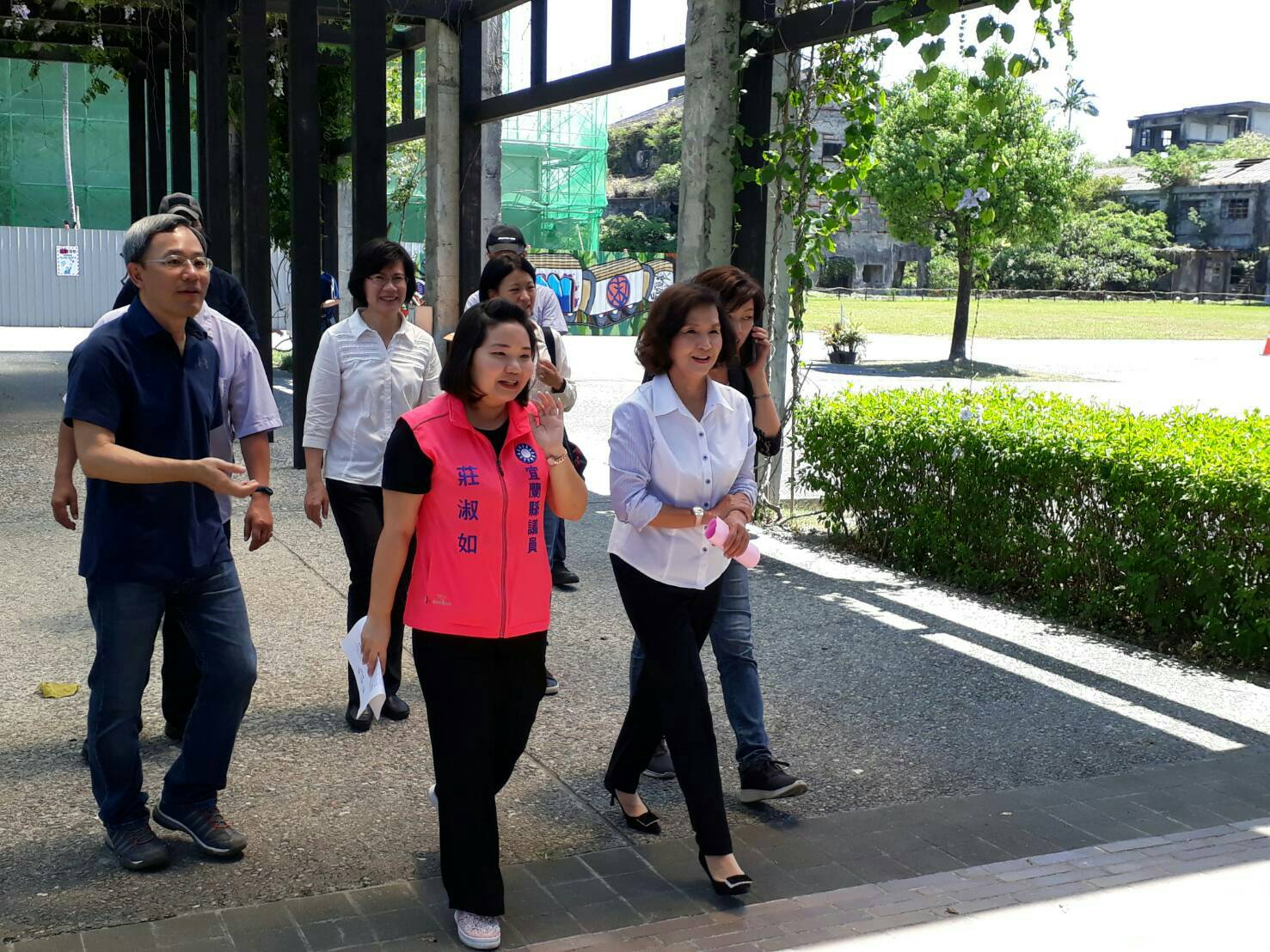 合法塗鴉場首站在中興文創 林姿妙縣長當場參與彩繪