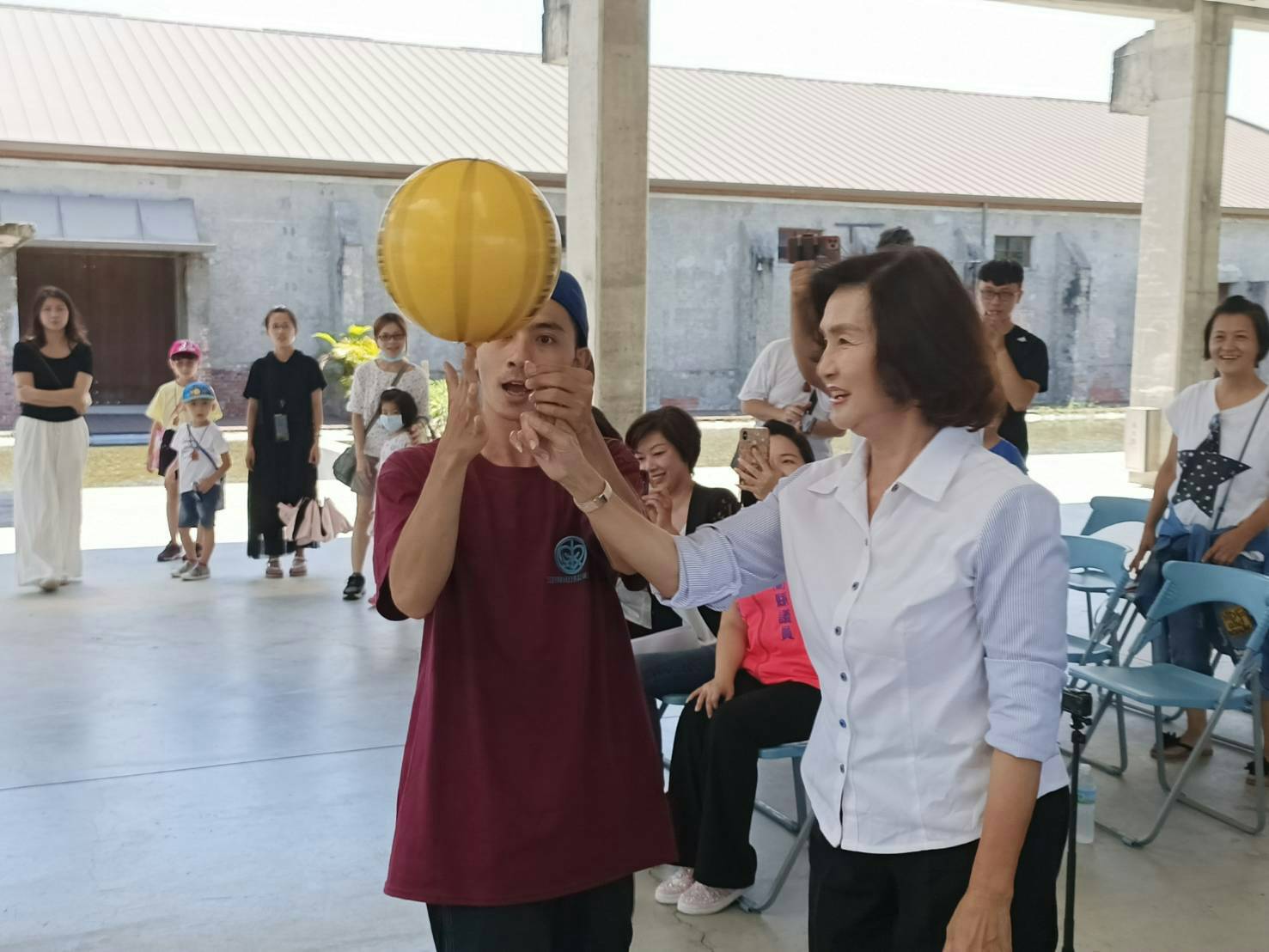 合法塗鴉場首站在中興文創 林姿妙縣長當場參與彩繪
