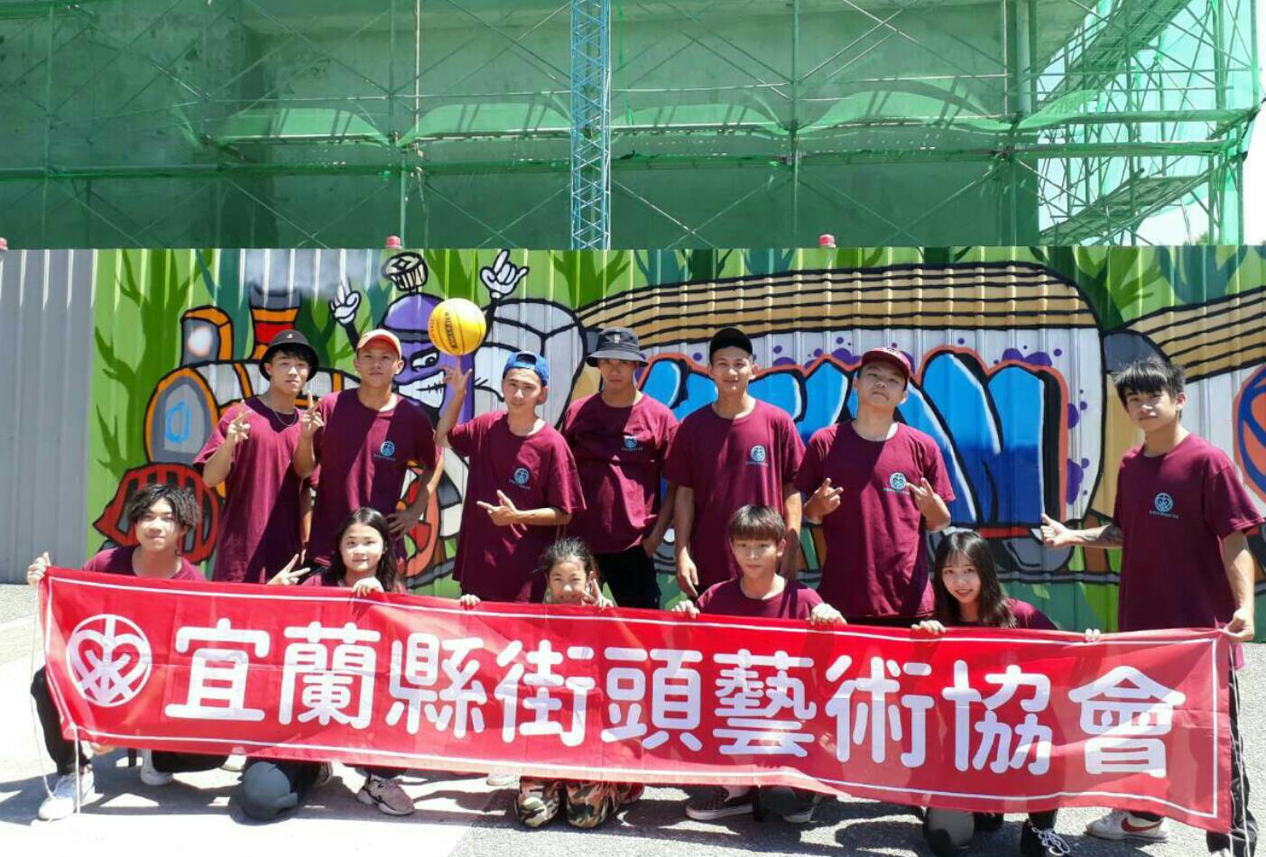 合法塗鴉場首站在中興文創 林姿妙縣長當場參與彩繪