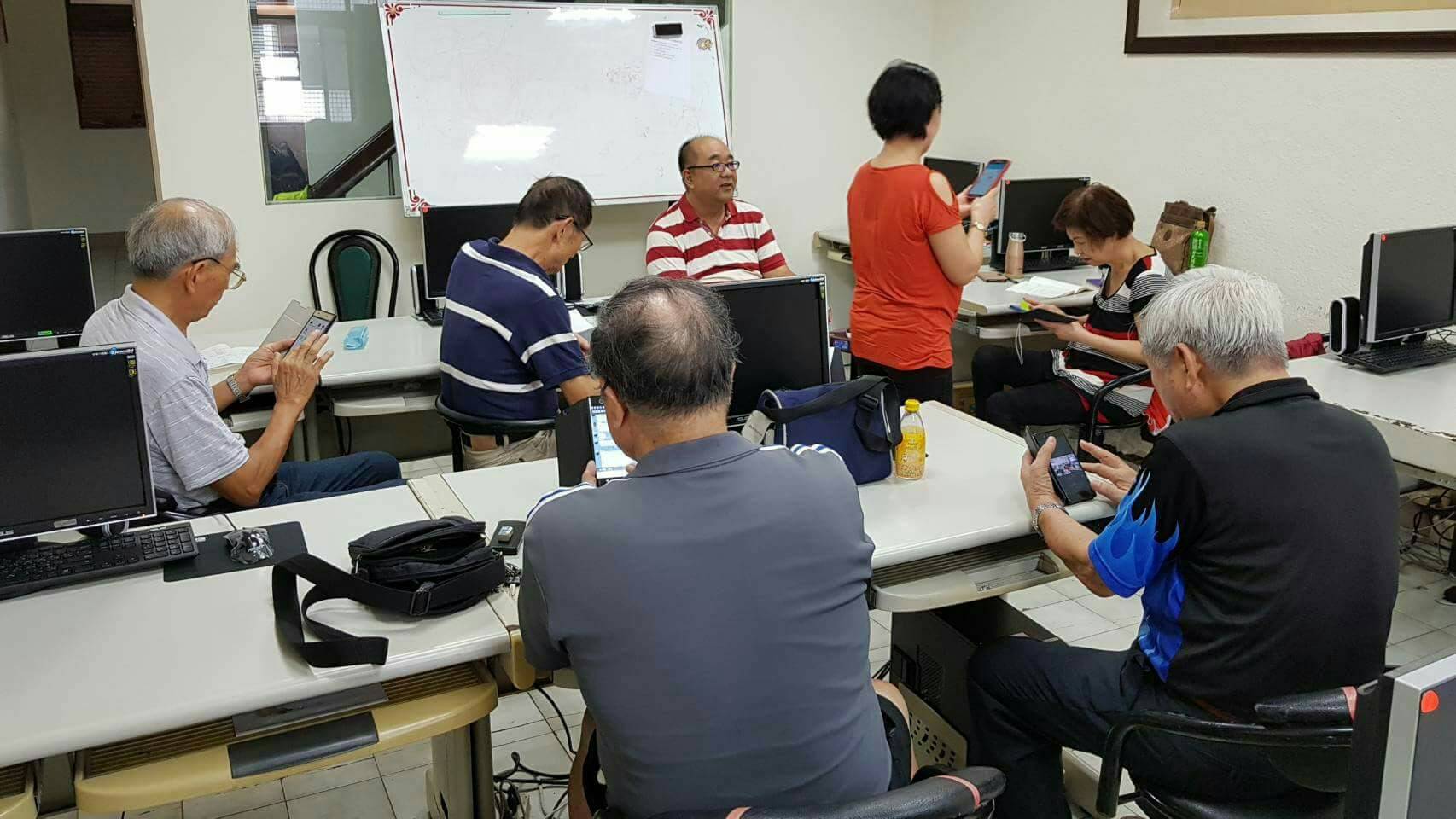 南陽義學免費教老人家使用手機