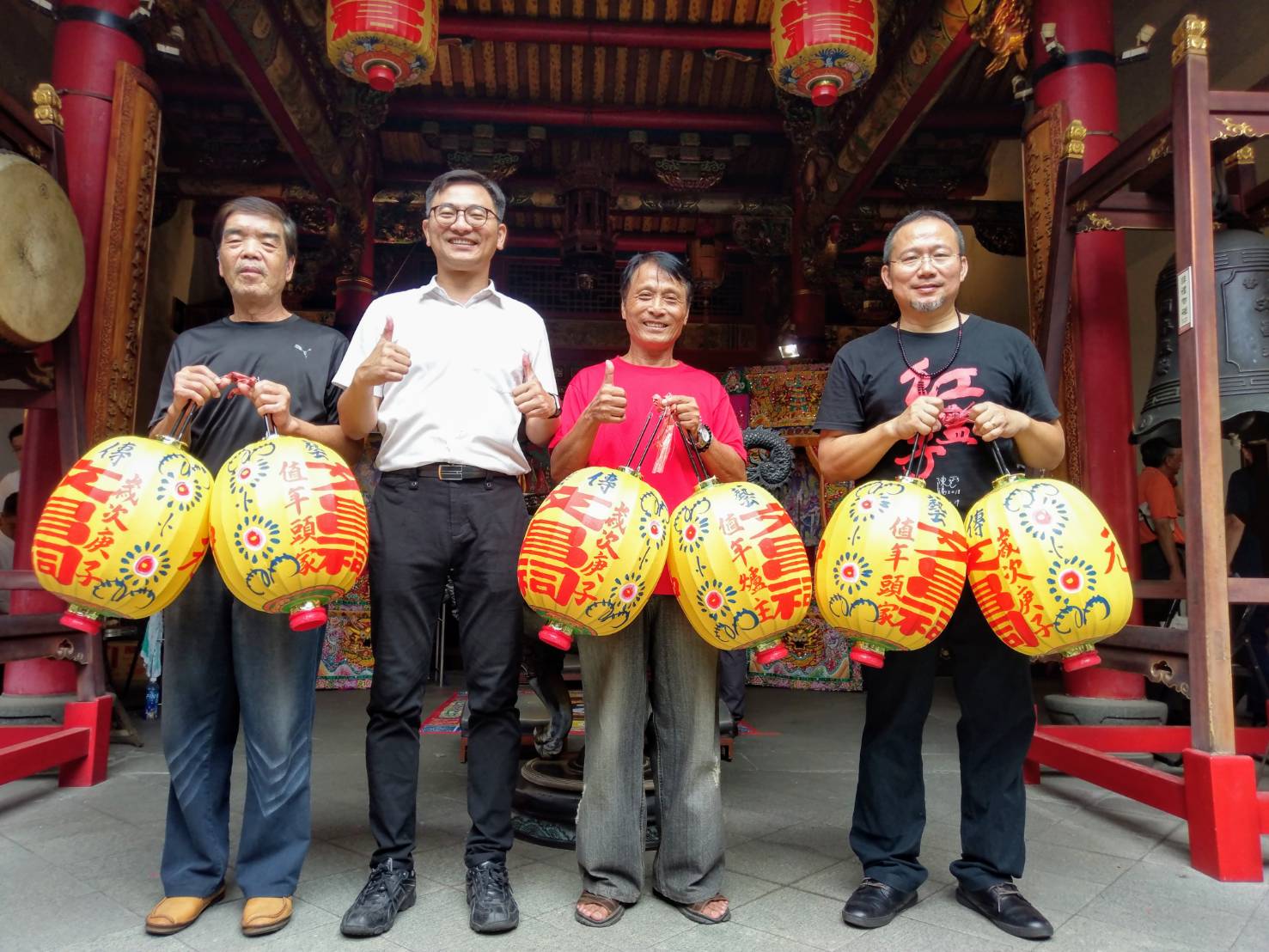 左一值年頭家糖蔥，右一值年頭家河洛坊，右二值年爐主燭火相傳（已連續10年值年，明年將是第11年