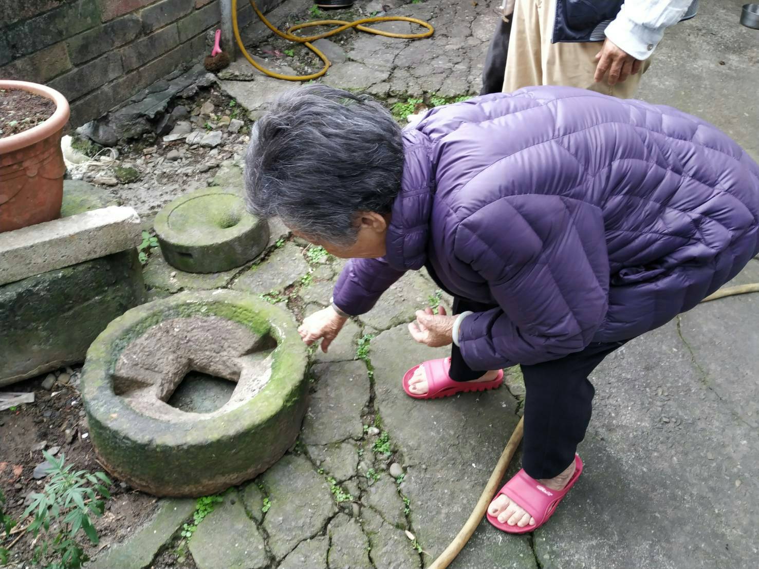 黃莊女士親自解說石磨功能