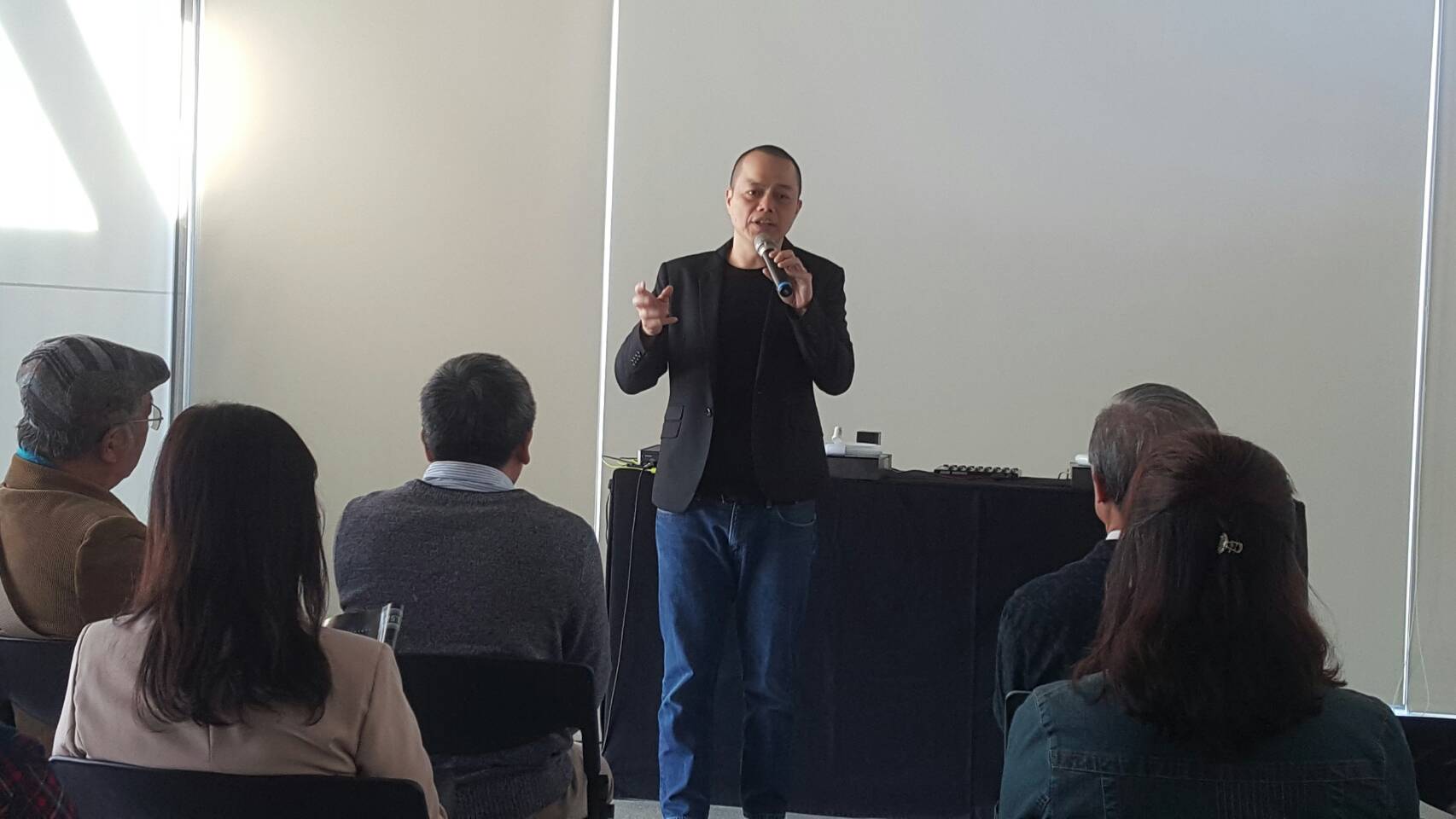 集聲光、視覺、聽覺及音樂雷射科技 藝術家姚仲涵在文化工場展出