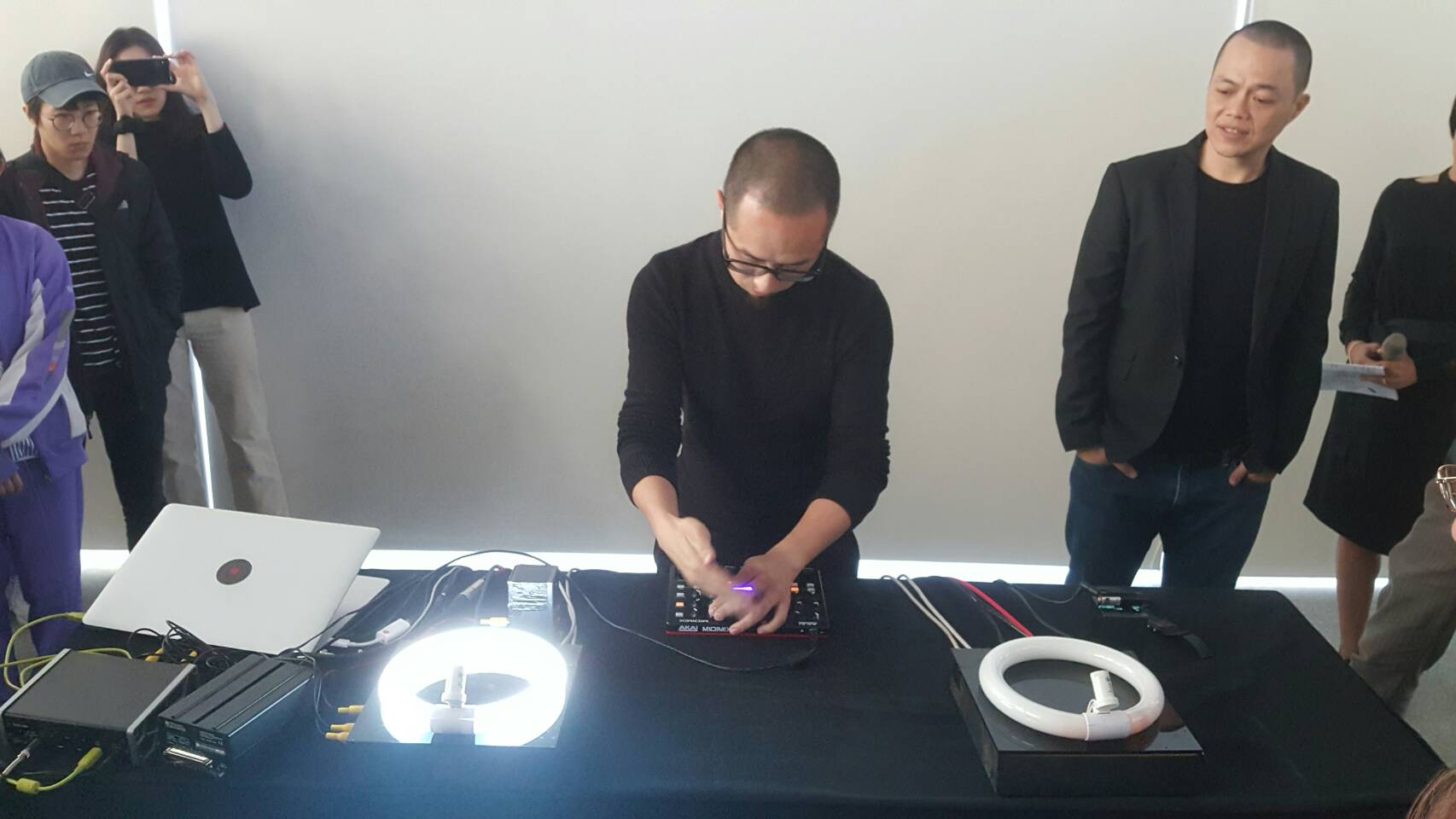 集聲光、視覺、聽覺及音樂雷射科技 藝術家姚仲涵在文化工場展出