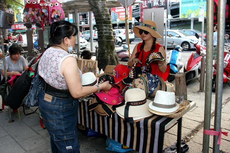 原住民手工編織帽子攤位