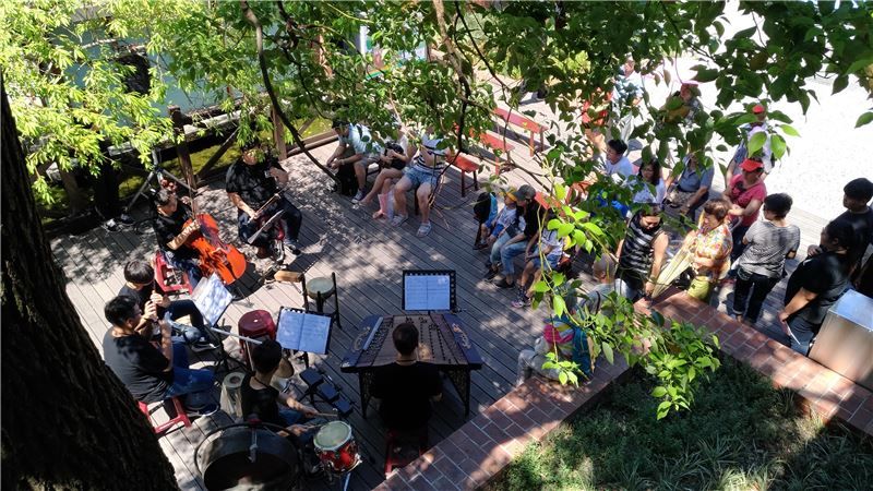 大樹下看歌仔戲是老一輩人士甜蜜童年年回憶