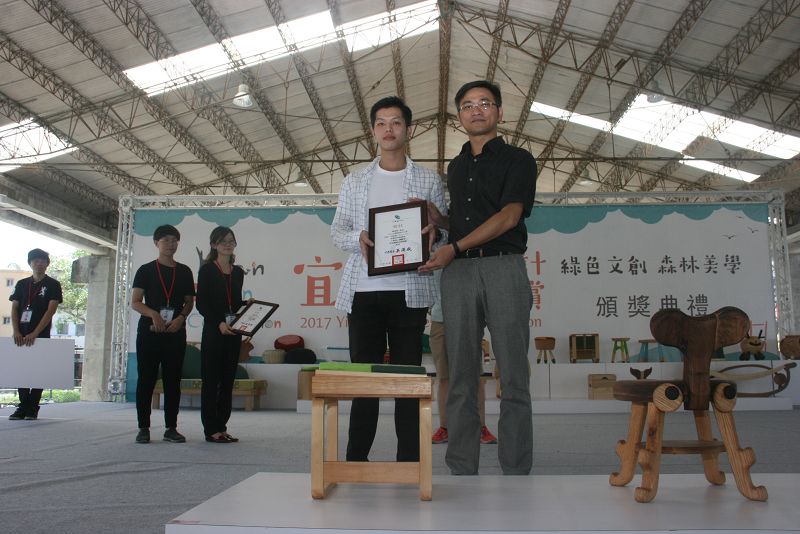 文化局長李志勇頒獎實利組銅獎陳錦儒
