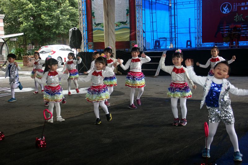 五結鄉立幼兒園小朋友跳枴杖舞慶賀王公安座