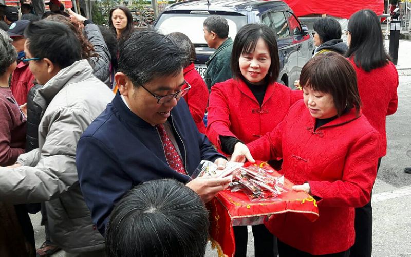 五結鄉長簡松樹發送小神衣平安符給信眾