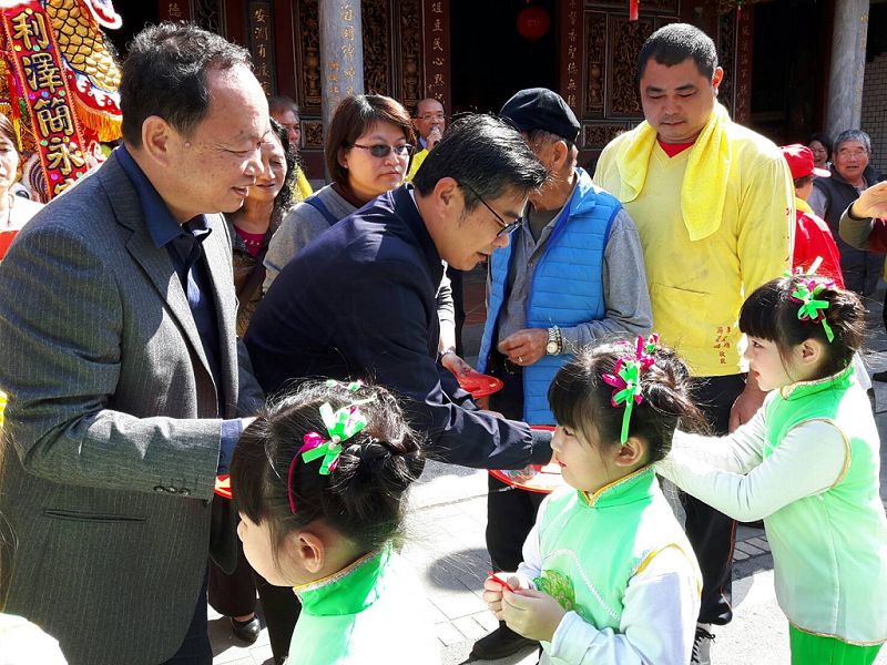 五結鄉長簡松樹。縣議員張明華發放發財金