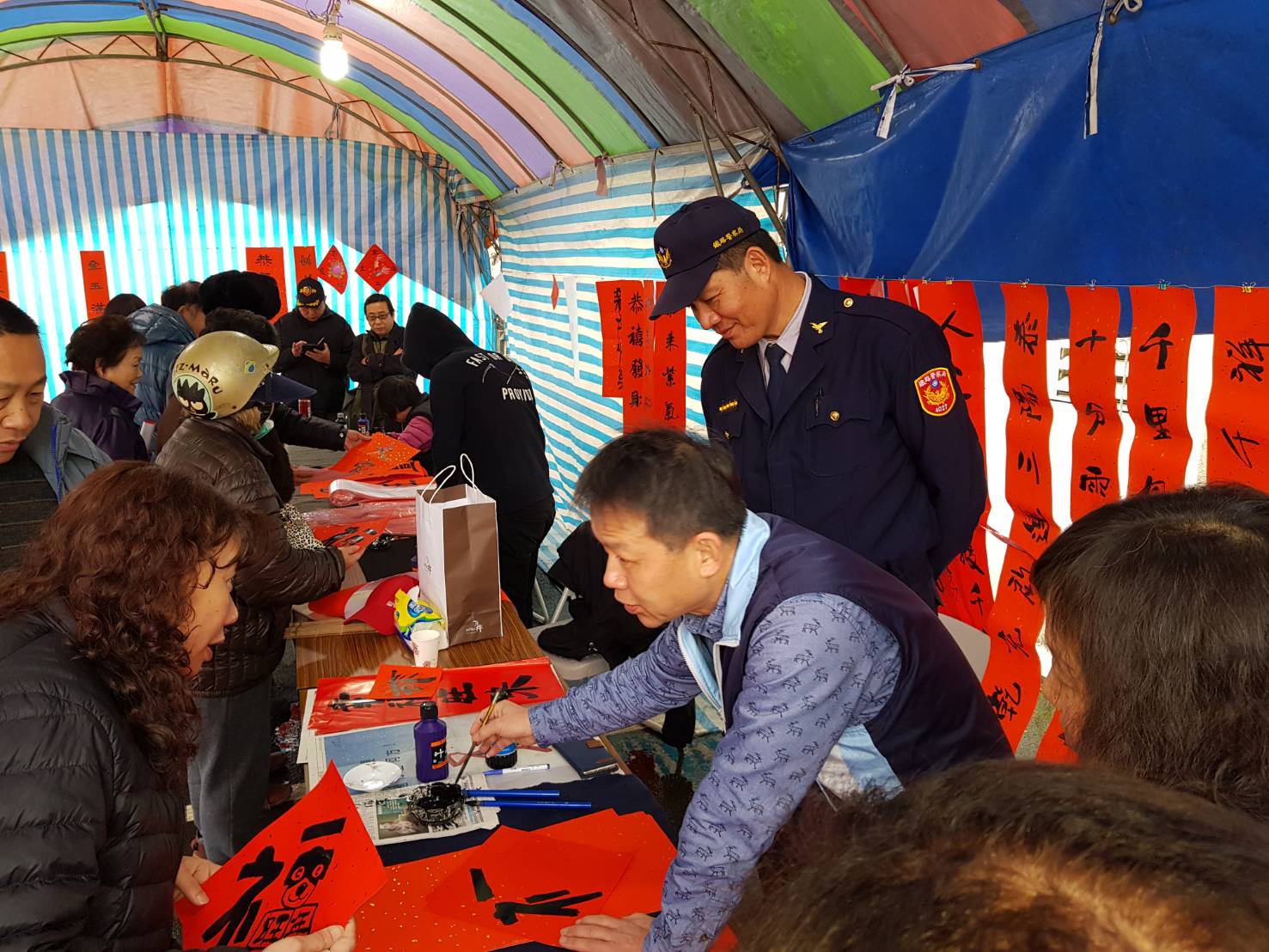 書法名家書寫春聯波麗士大人也趨前觀賞