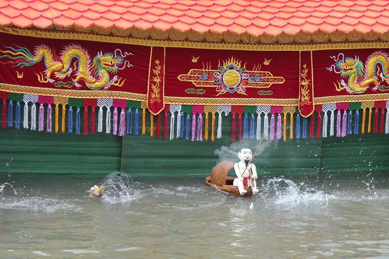 越南金龍水傀儡劇團水中演出