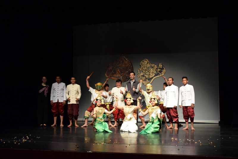 傳藝中心副主任王蘭生與柬埔寨金色年代藝術協會會員合影