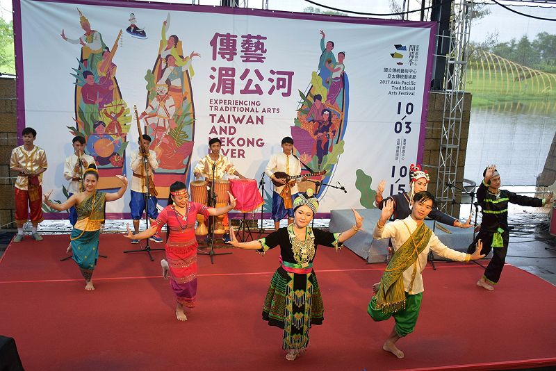 寮國民俗舞團演出五寶舞