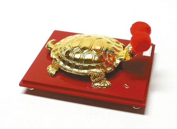 10兩重黃金龜價值60餘萬元，鄭伊翟表示要把它供奉在自家神案上