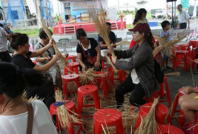 外縣市民眾搭乘遊覽車前來學習稻草創作藝術