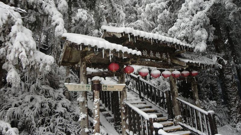 冬天下雪太平山鎮安宮別有一番風味