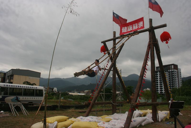今年參加盪鞦韆比賽的民眾非常踴躍