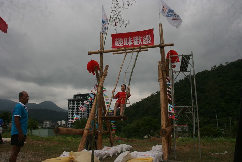 女生也不讓鬚眉連連踢中鈴鐺