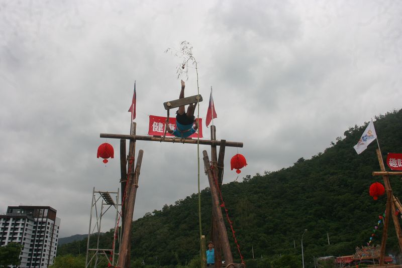 老師傅連連踢中鈴鐺，外籍學生驚訝連連