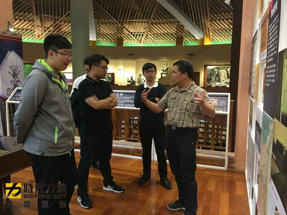 林正芳老師講解展覽內容