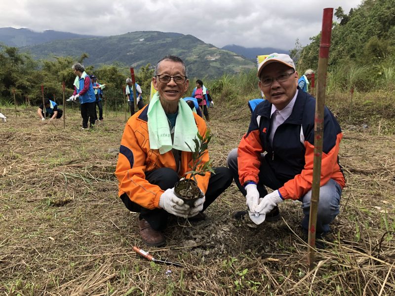 吳坤銘處長提供植樹技術及經驗給參加植樹民眾受益良多