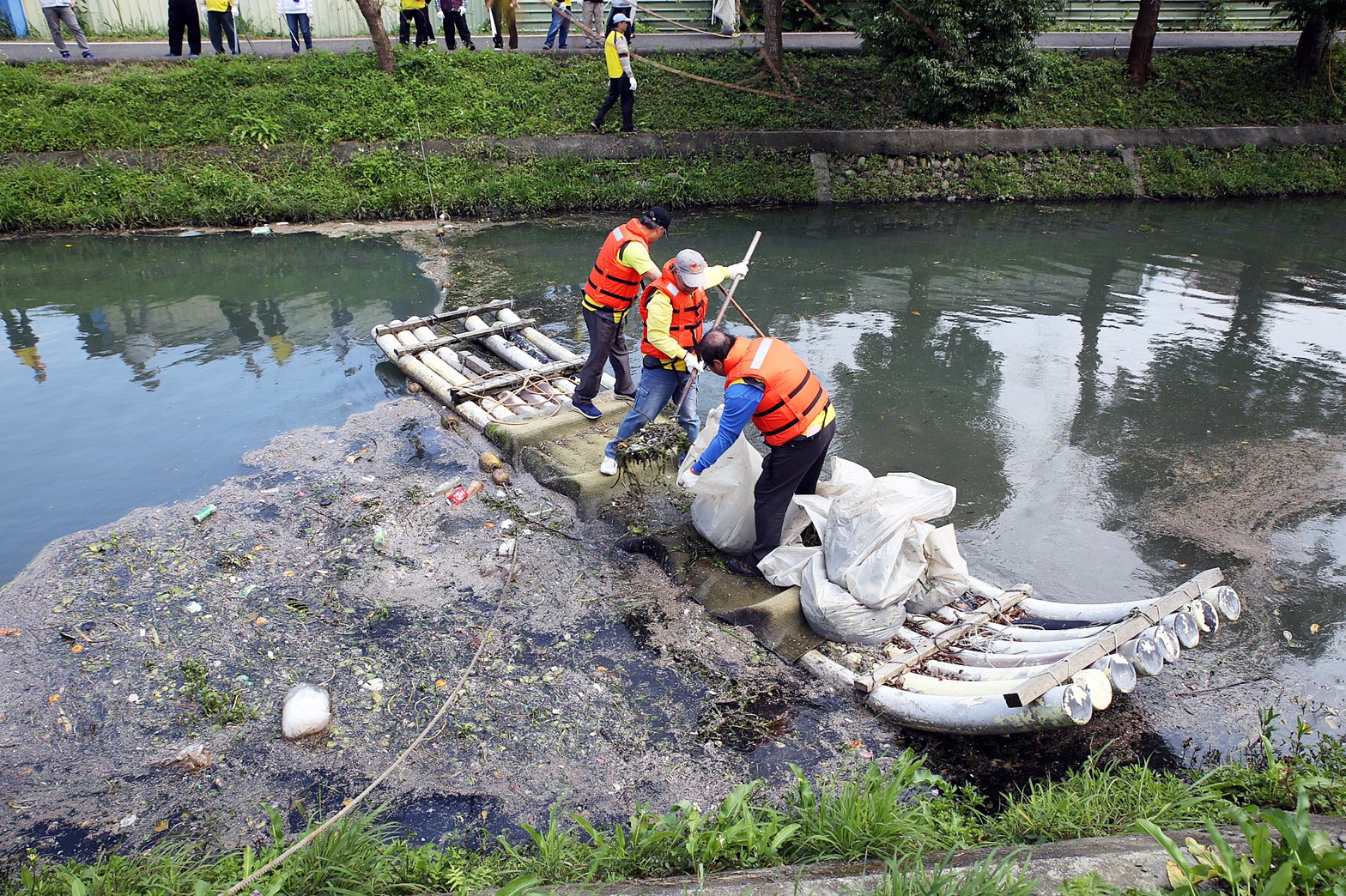 水環境巡守隊撈除河面垃圾情形