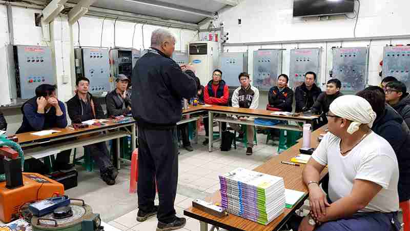 張鴻榮上課 牆上都是電表