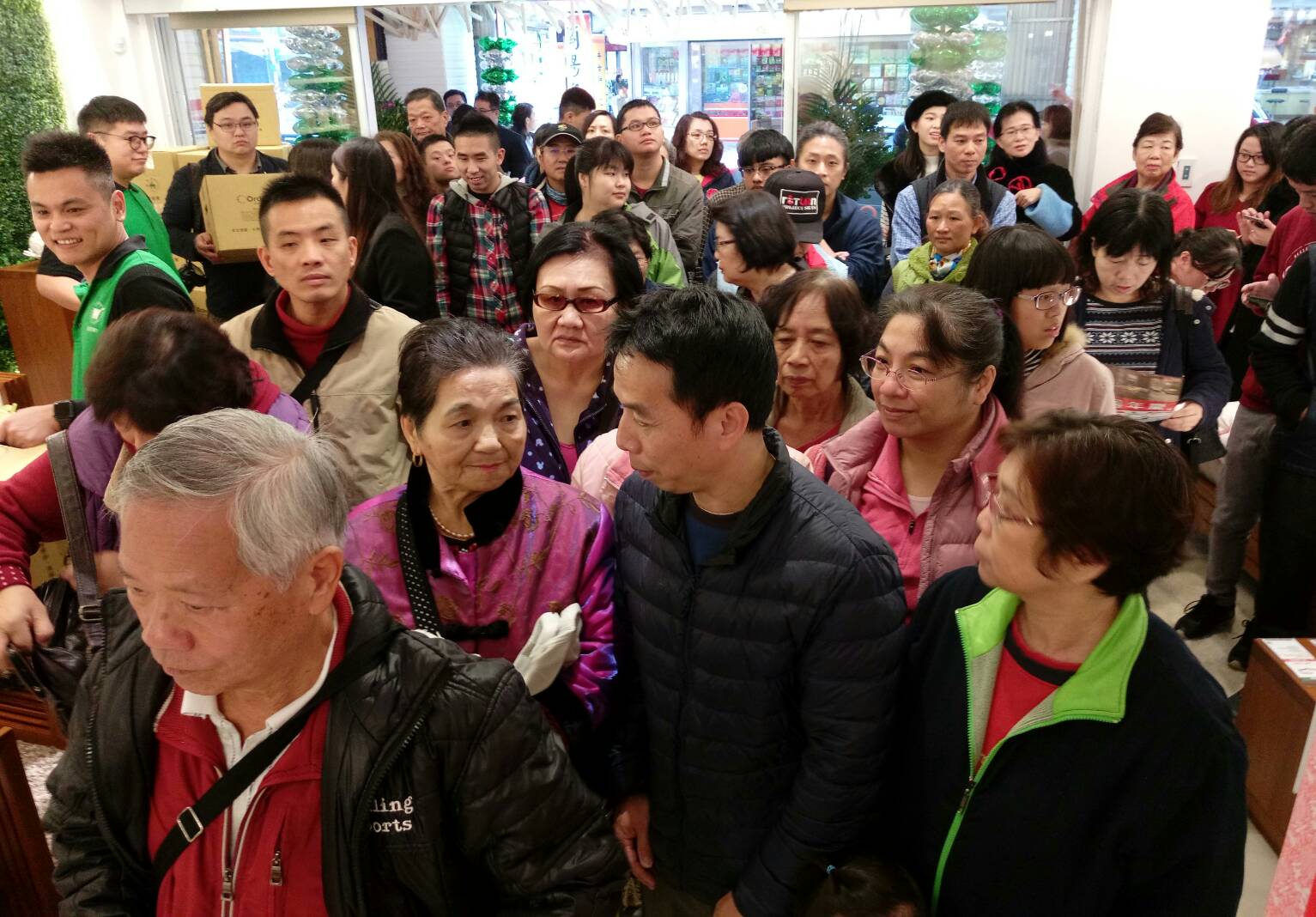 現場吸引大批排隊人潮及拔得頭籌來自台北的台北0先