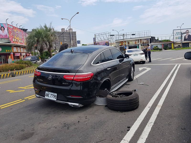 自小客車擦撞賓士車聽到昂貴修理費嚇得臉色發白 葛瑪蘭新聞網