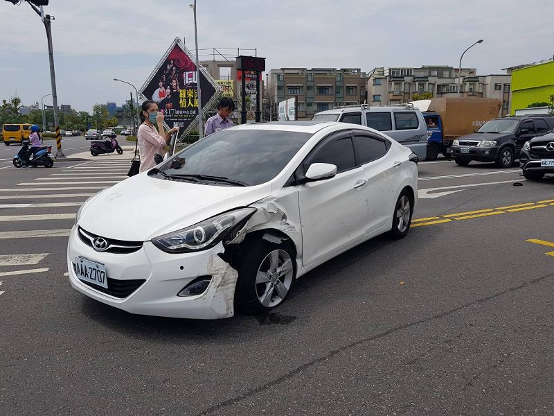 自小客車擦撞賓士車聽到昂貴修理費嚇得臉色發白 葛瑪蘭新聞網