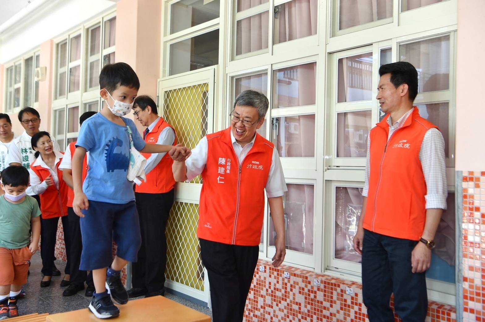 [時事] 推動「0-6歲國家跟你一起養」閣揆陳建仁