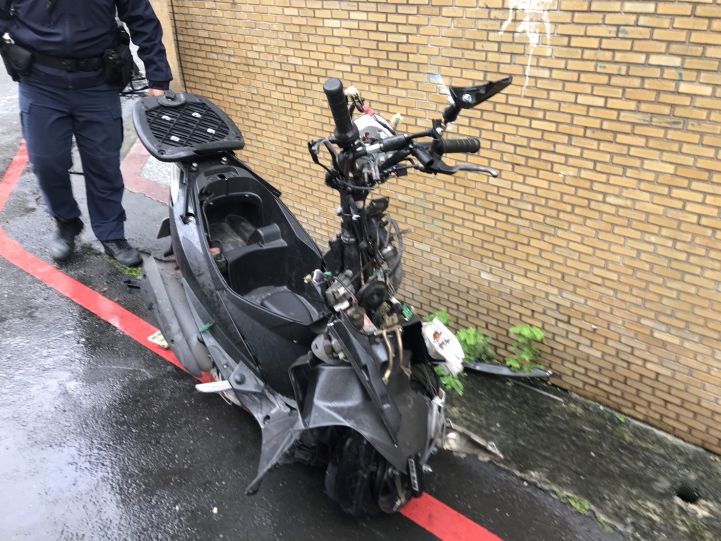 記者譚杰 礁溪報導 今天 5 中午十二時許 礁溪國中附近 礁溪路四段31巷口發生嚴重的汽機車 對撞車禍 吳姓駕駛人的休旅車右前方車頭凹陷 車前保險桿掉落 橫陳半個車道 機車車頭幾近全毁 零件散落一地 可見當時衝擊力度之大 附近店家及途人都被巨大的撞擊聲音嚇