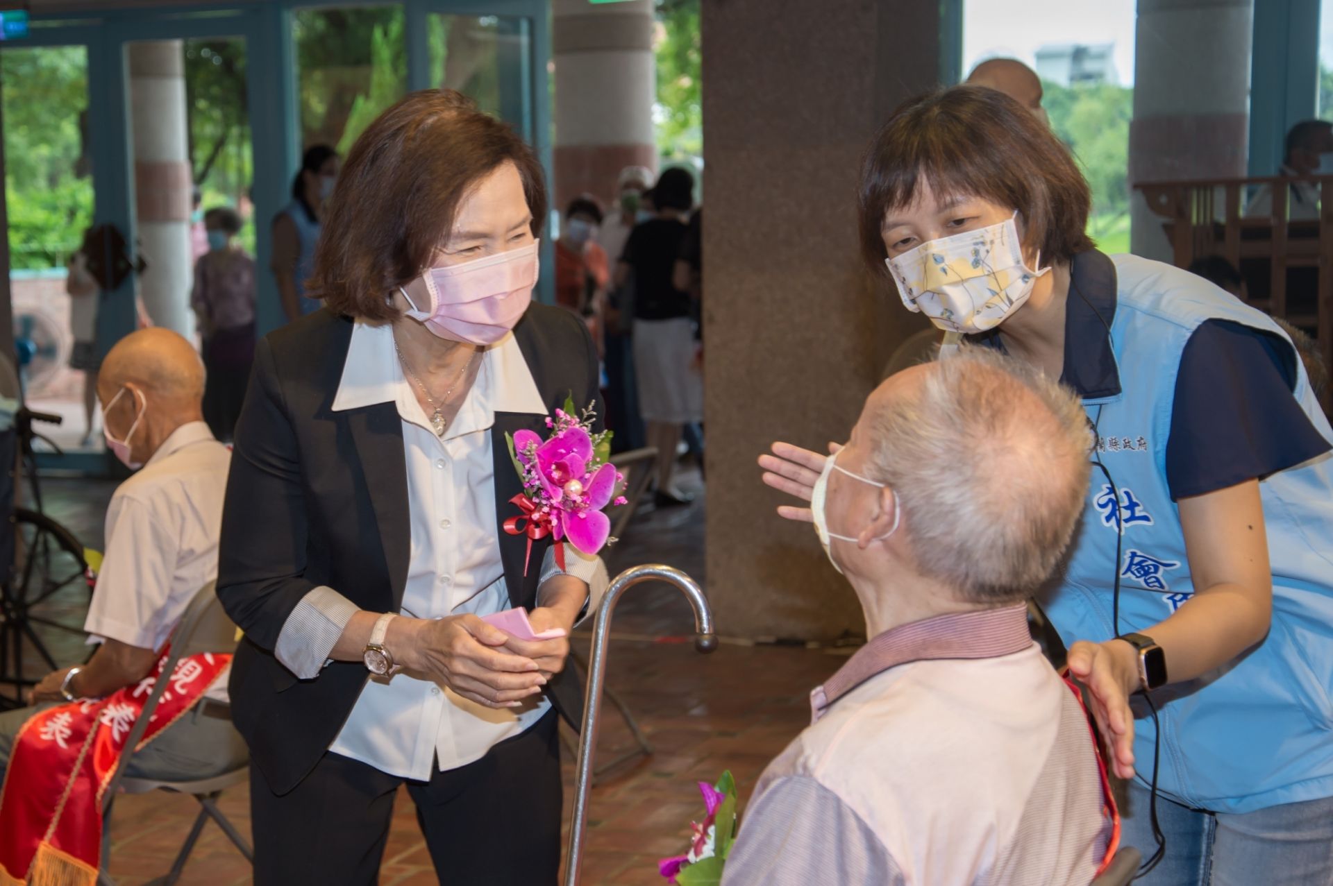 記者趙奇濤譚杰/宜蘭採訪報導】感念父親的辛勞並慶祝八八父親節，宜蘭縣政府今天（7）上午在縣府縣民大廳及紅磚廣場舉辦110年度宜蘭縣模範父親表揚典禮，林姿妙縣長親自出席頒獎給全縣13位模範父親，表揚其教養子女有方，積極參與地方事務、投入社會公益，為家庭、社會  ...