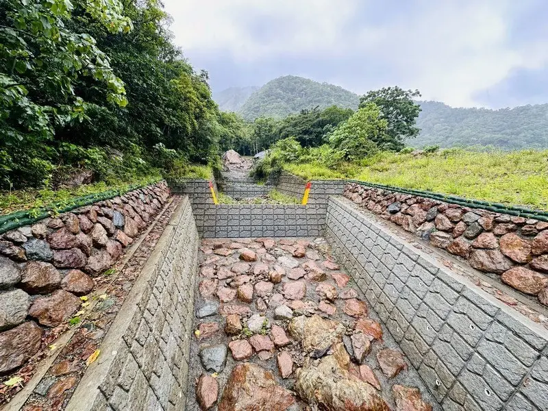 農宜路復建工程透過砌石孔隙與溪底拋石營造生態友善空間