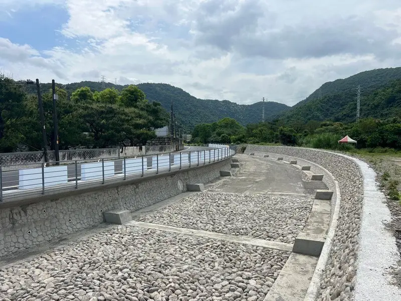 照安坑溪治理採用砌石工法減少混凝土用量,兼顧安全與自然景觀