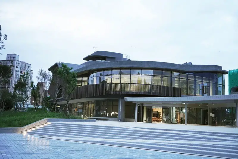 縣立圖書館新建工程充分考量基地環境與日照季風,提升自然採光與通風