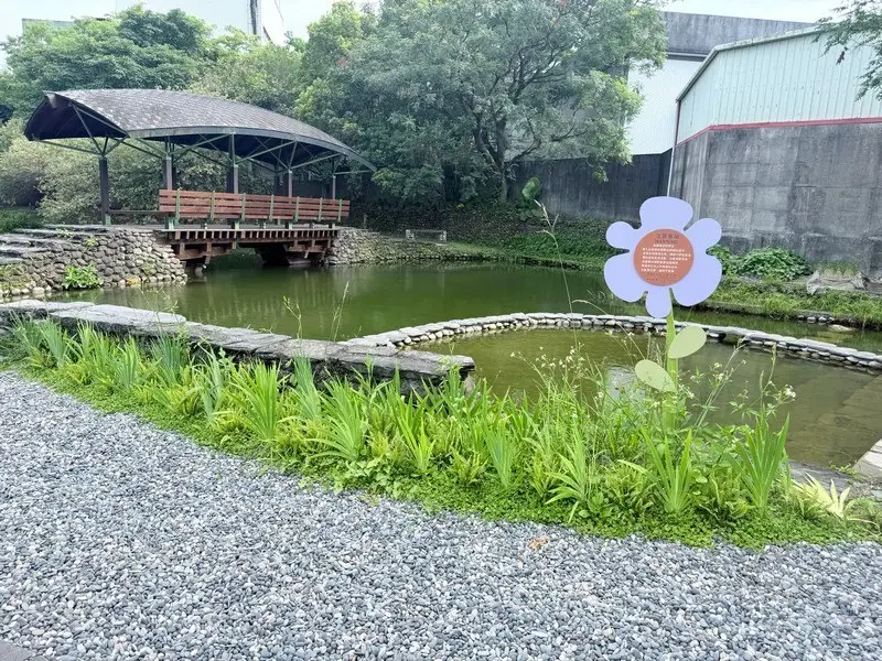 冬山客庄故事廊帶整合湧泉、水圳與聚落空間,營造休憩與教育功能