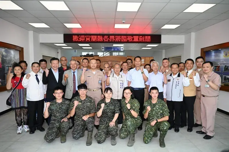敬軍團與國軍官兵合影