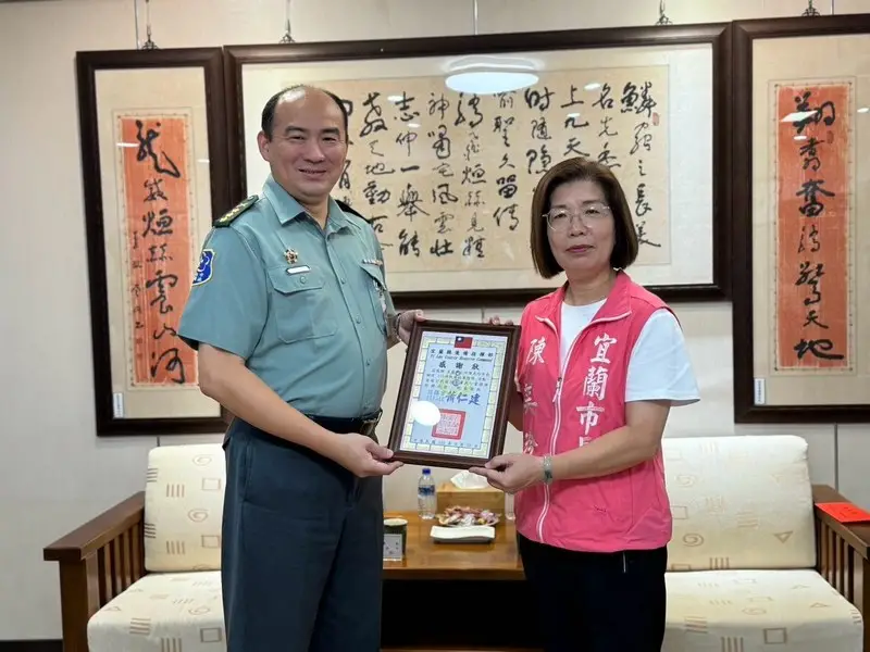 宜蘭市中秋勞軍送暖~陳美玲率隊赴金六結致贈20萬元慰勞金
