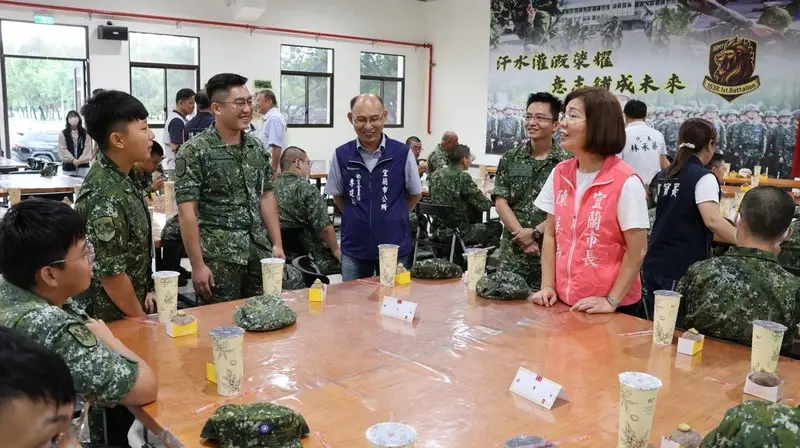 宜蘭市中秋勞軍送暖~陳美玲率隊赴金六結致贈20萬元慰勞金
