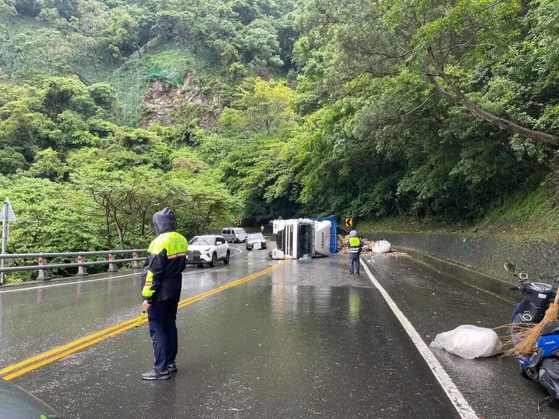 台9線曳引車過彎翻覆～50年次駕駛輕傷無酒精反應