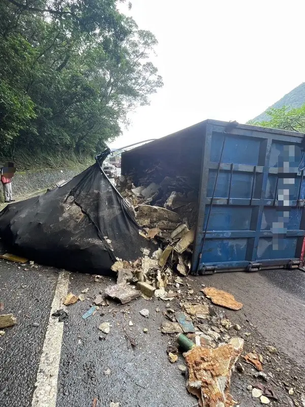 台9線曳引車過彎翻覆～50年次駕駛輕傷無酒精反應