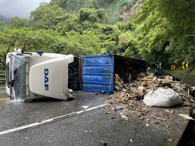 台9線曳引車過彎翻覆～50年次駕駛輕傷無酒精反應