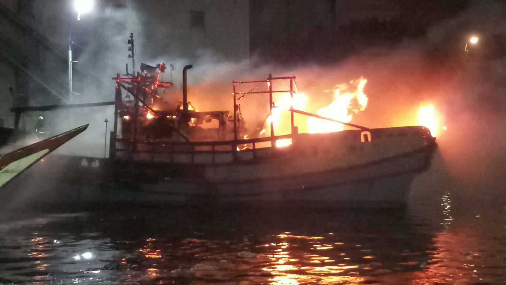 南方澳第二漁港漁船失火 警消漏夜馳往搶救