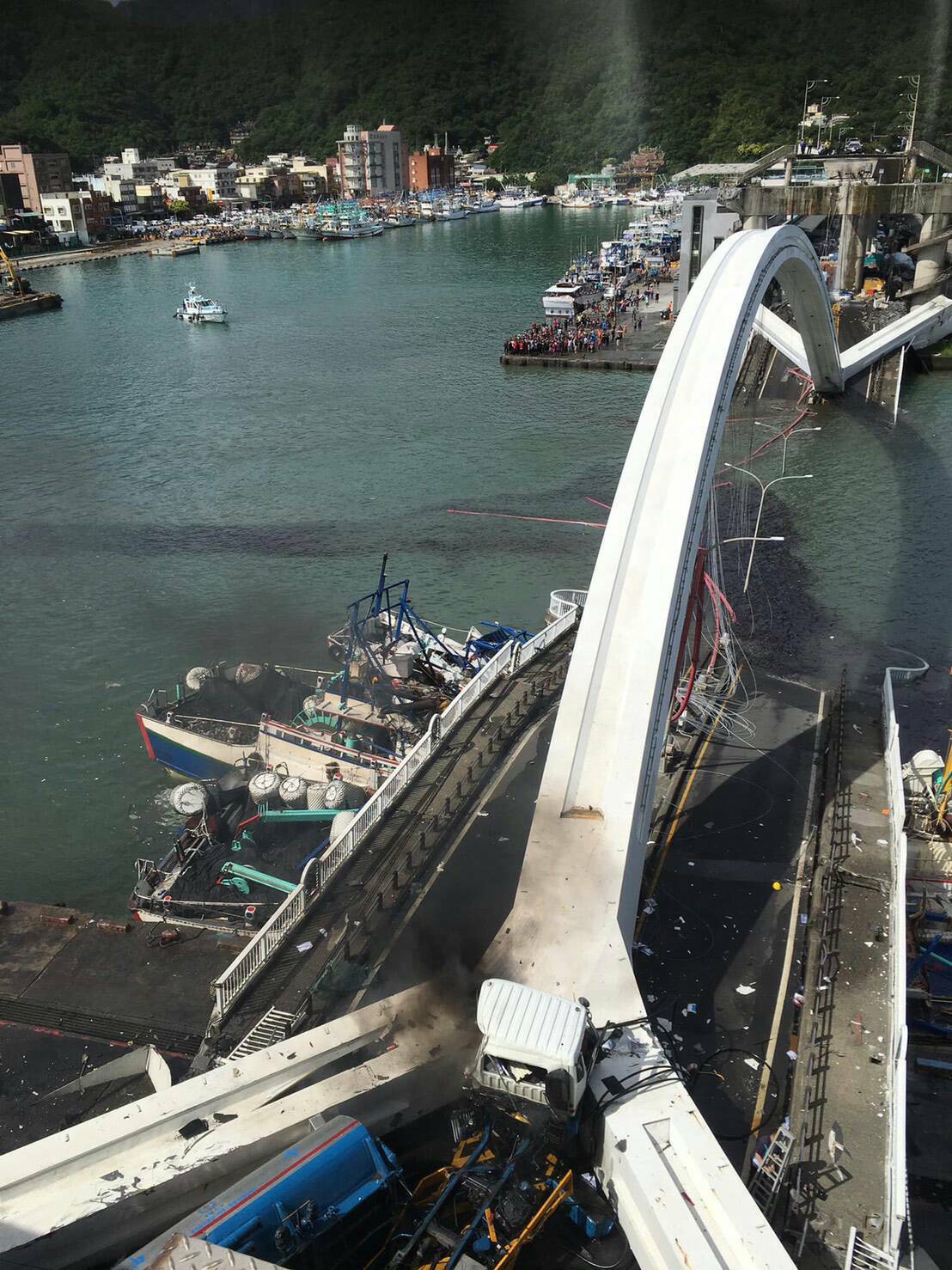 南方澳跨港大橋重建工程 拆橋進度超前可望明年9月完工通車