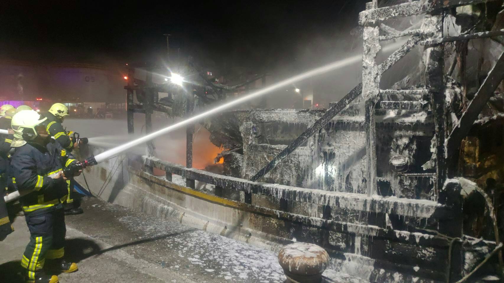 南方澳第二漁港漁船失火 警消漏夜馳往搶救